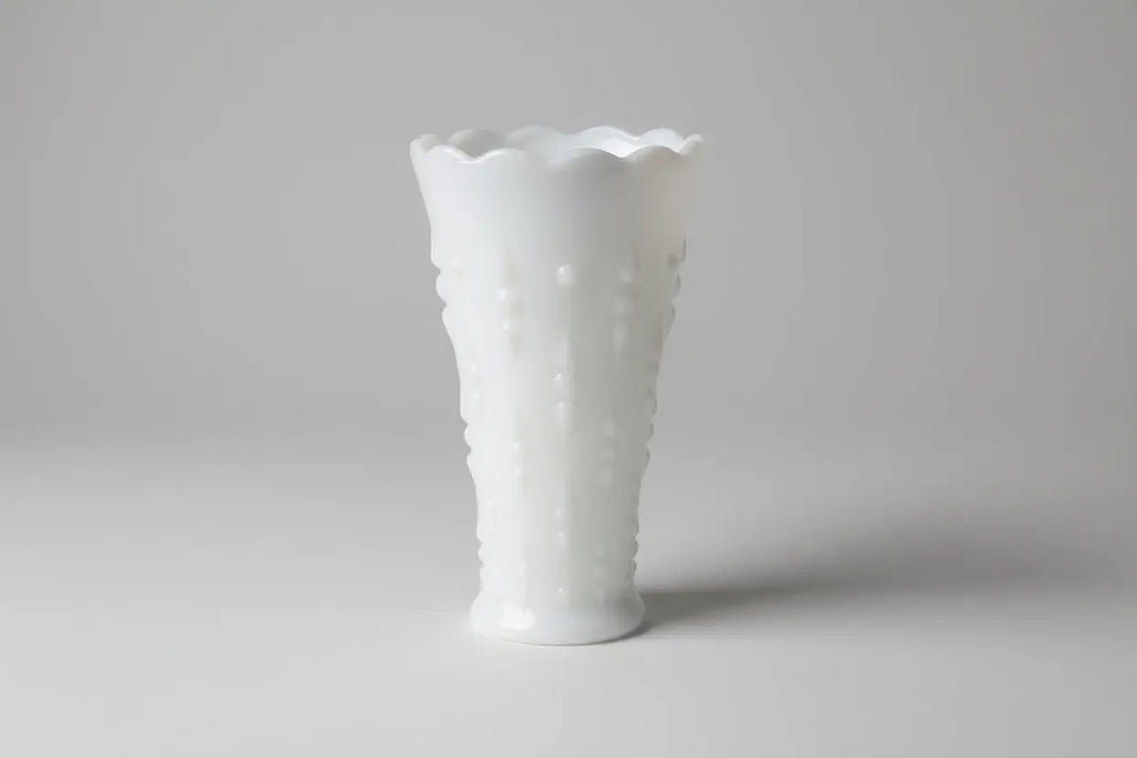 Anchor Hocking Milk Glass Vase – Teardrop & Pearl, Scalloped Edges, 1940s–1960s Anchor Hocking