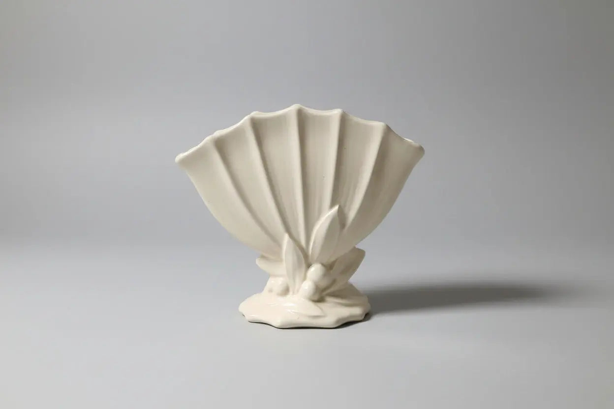 McCoy Art Deco Fluted Fan Vase – Ivory Stoneware, Leaves & Berries Relief, 1930s–1940s McCoy Pottery