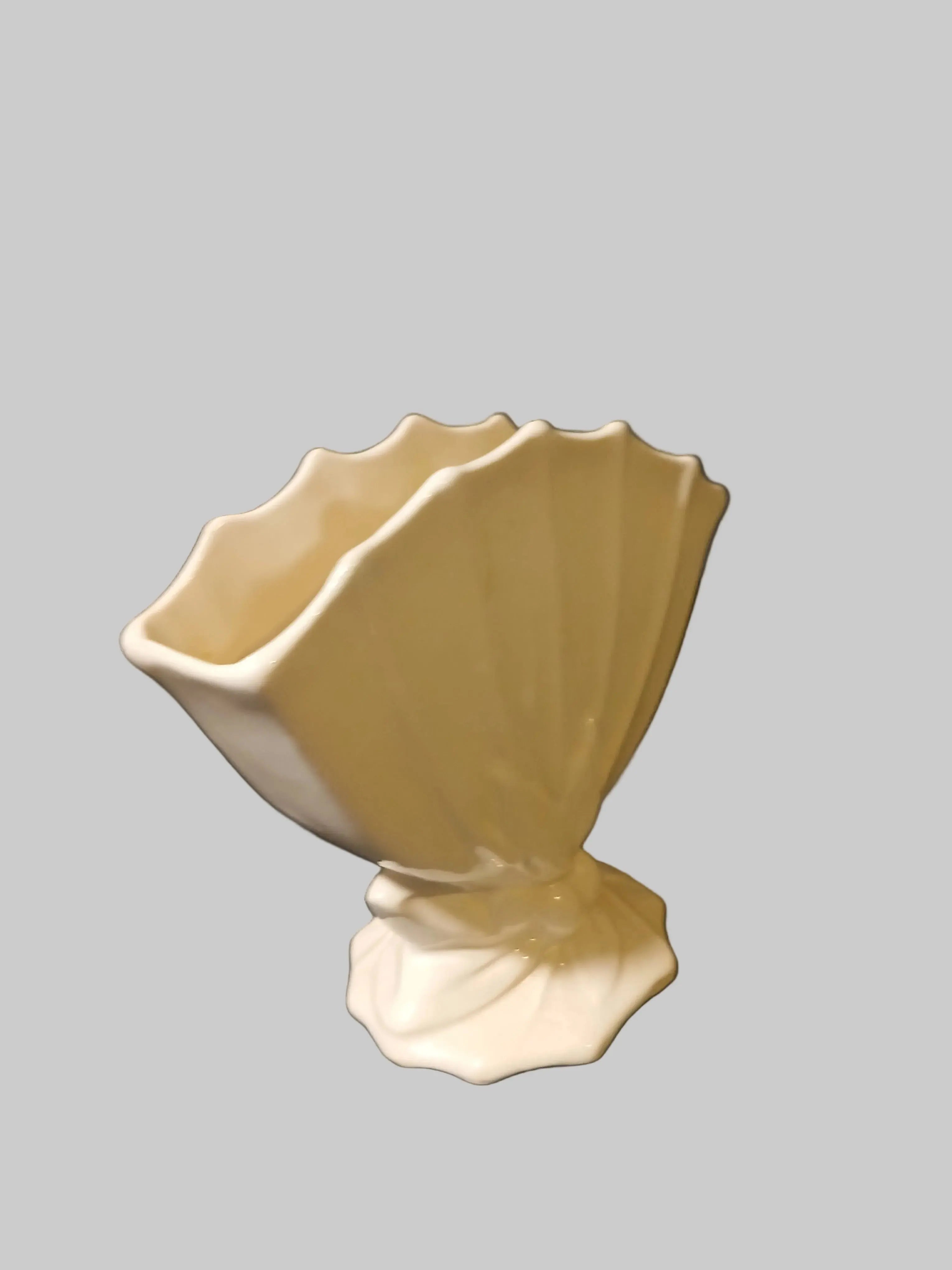 McCoy Art Deco Fluted Fan Vase – Ivory Stoneware, Leaves & Berries Relief, 1930s–1940s McCoy Pottery