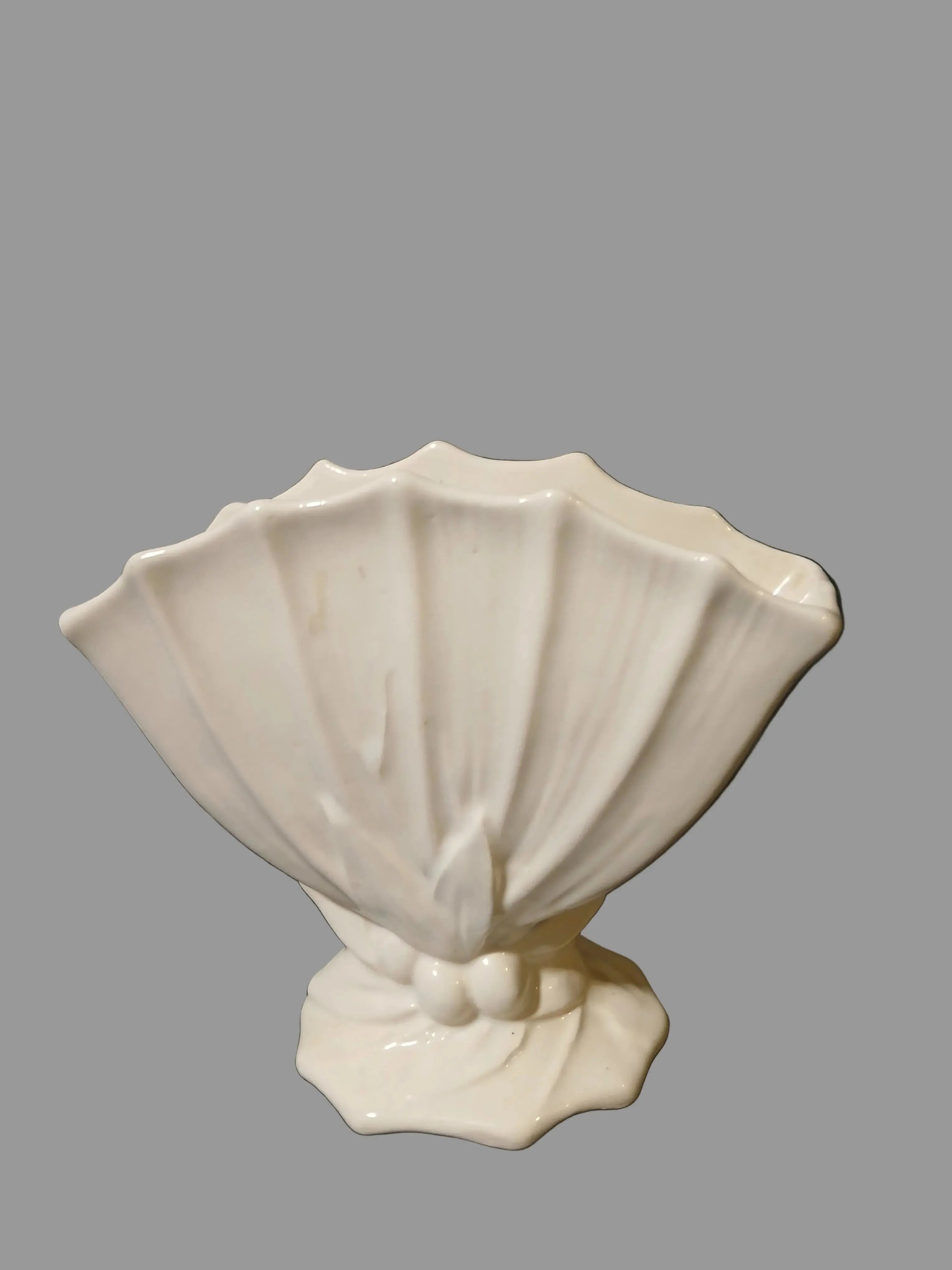 McCoy Art Deco Fluted Fan Vase – Ivory Stoneware, Leaves & Berries Relief, 1930s–1940s McCoy Pottery