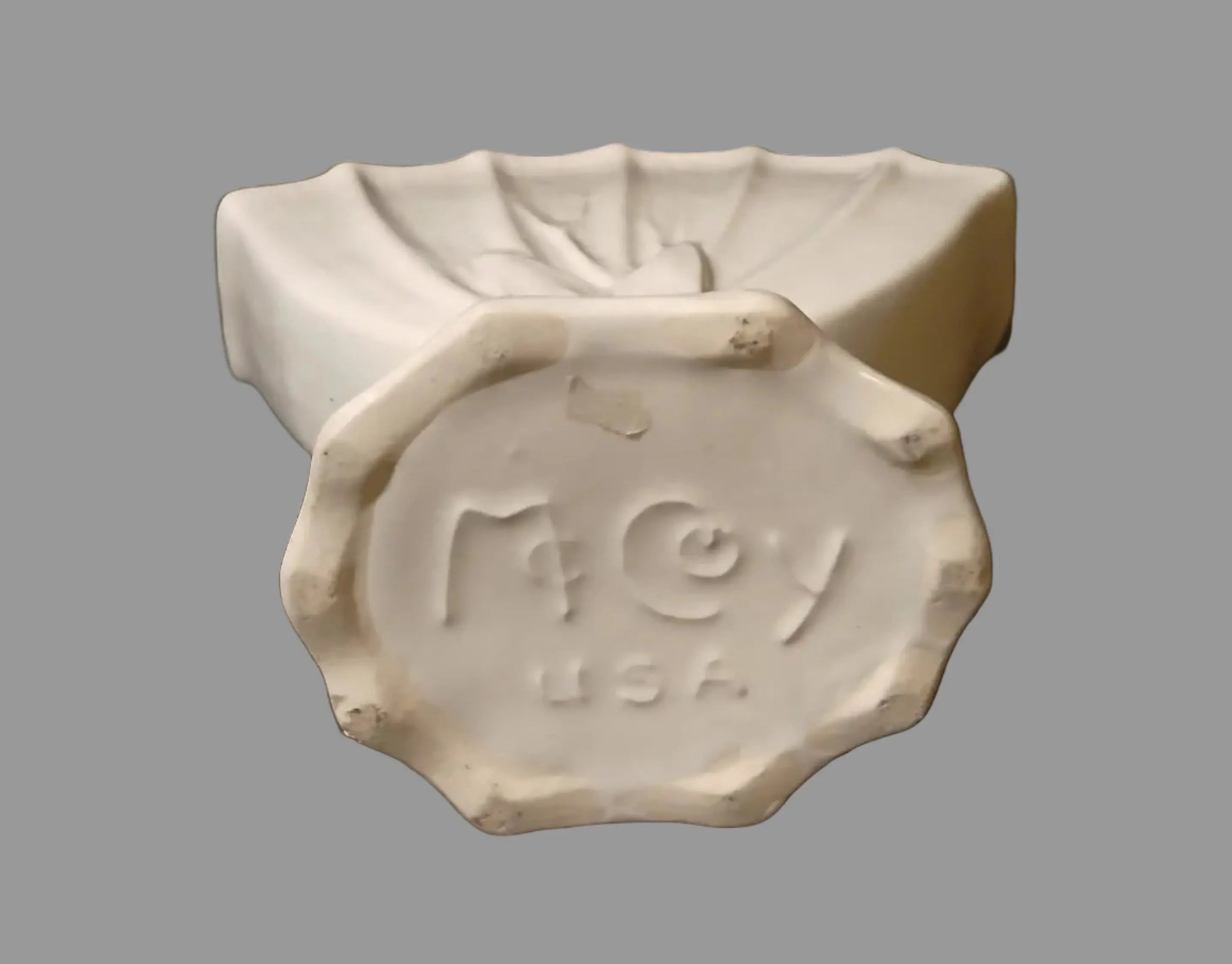 McCoy Art Deco Fluted Fan Vase – Ivory Stoneware, Leaves & Berries Relief, 1930s–1940s McCoy Pottery