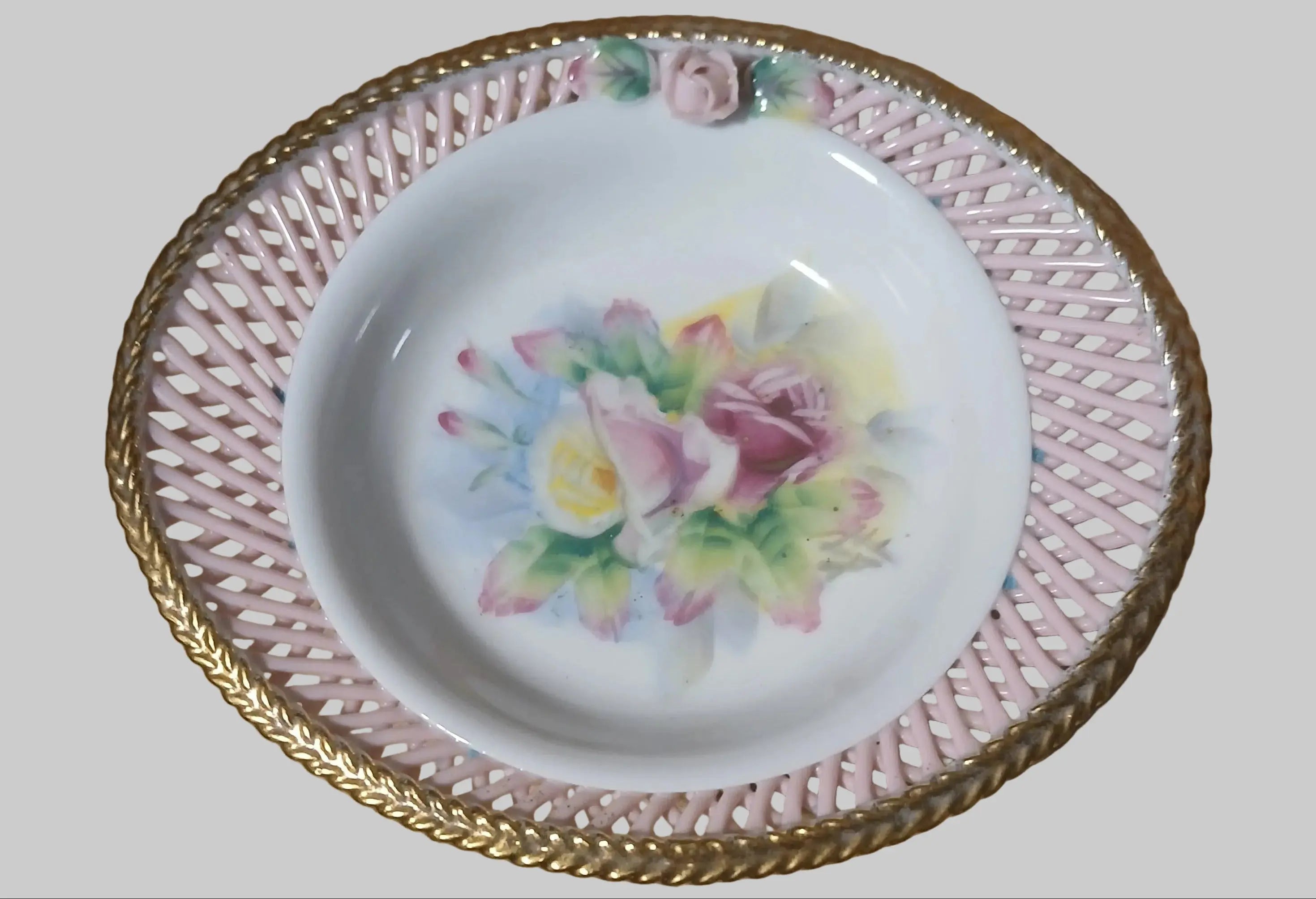 Kasuga Ware Lattice Rose Porcelain Dish – Gold Trim, 1950s–1960s Japanese Ceramics Kasuga Ware