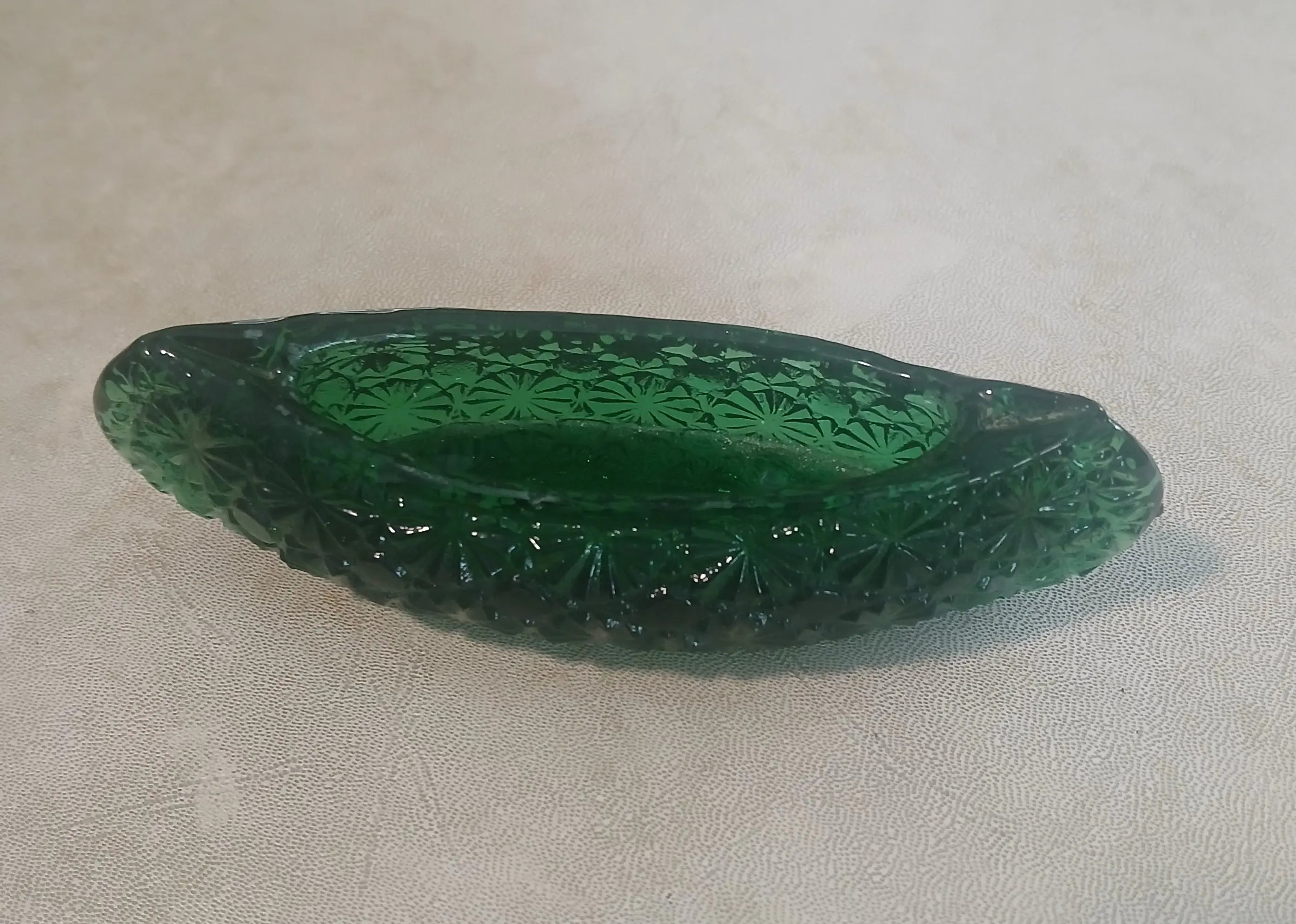 L.E. Smith Emerald Green Daisy & Button Glass Canoe Trinket L.E. Smith