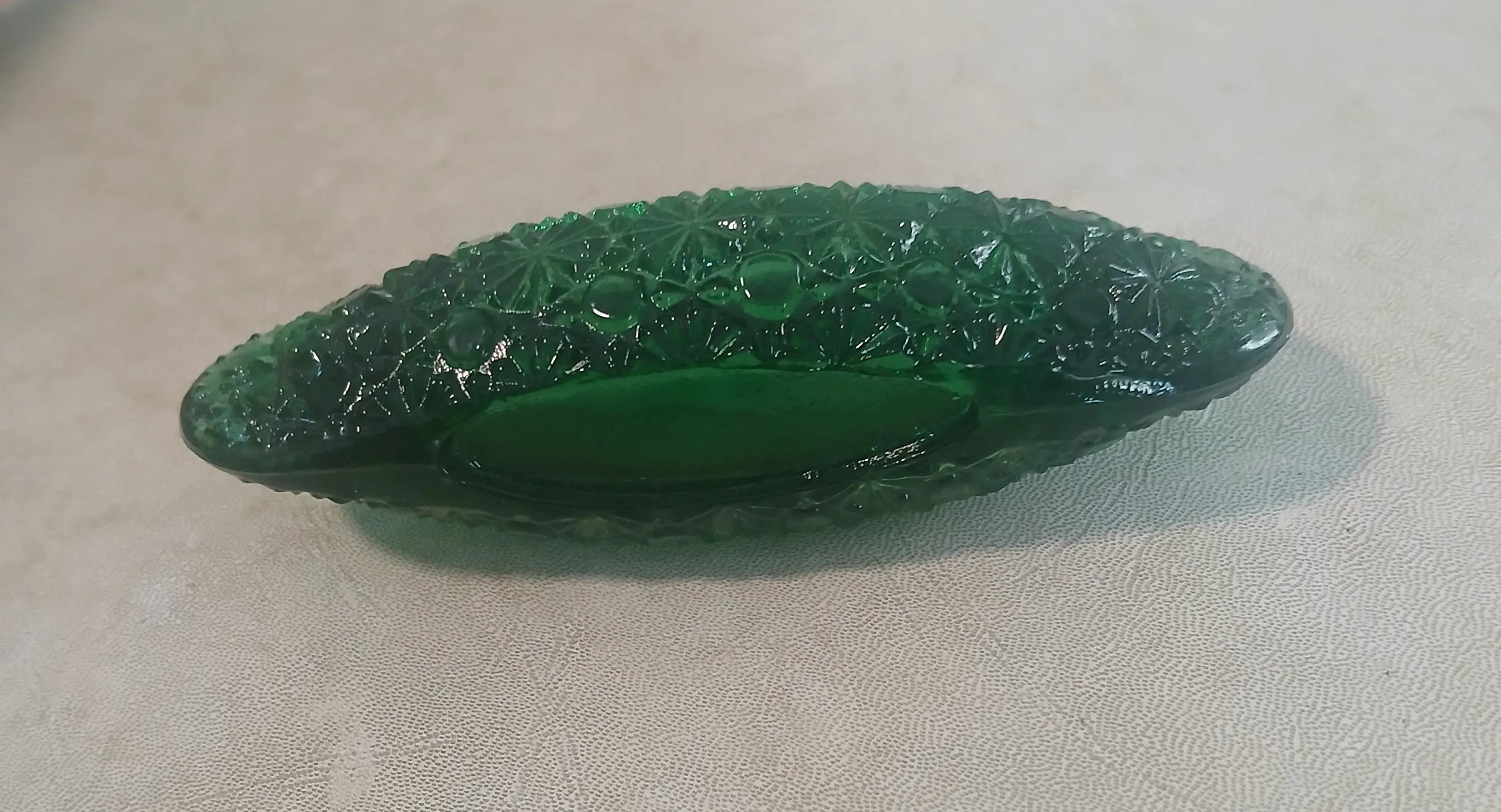 L.E. Smith Emerald Green Daisy & Button Glass Canoe Trinket L.E. Smith